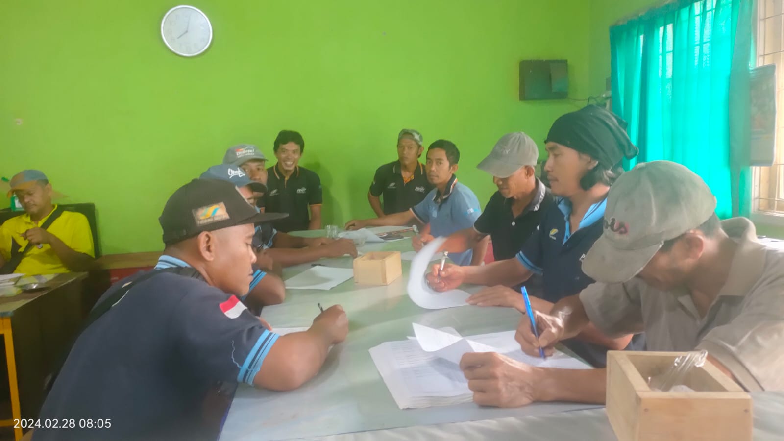 Puluhan karyawan Unit Way Berulu PTPN I Regional 7 mengaku kecewa dengan Pihak Bank BRI Unit Pembantu Gedung Tataan