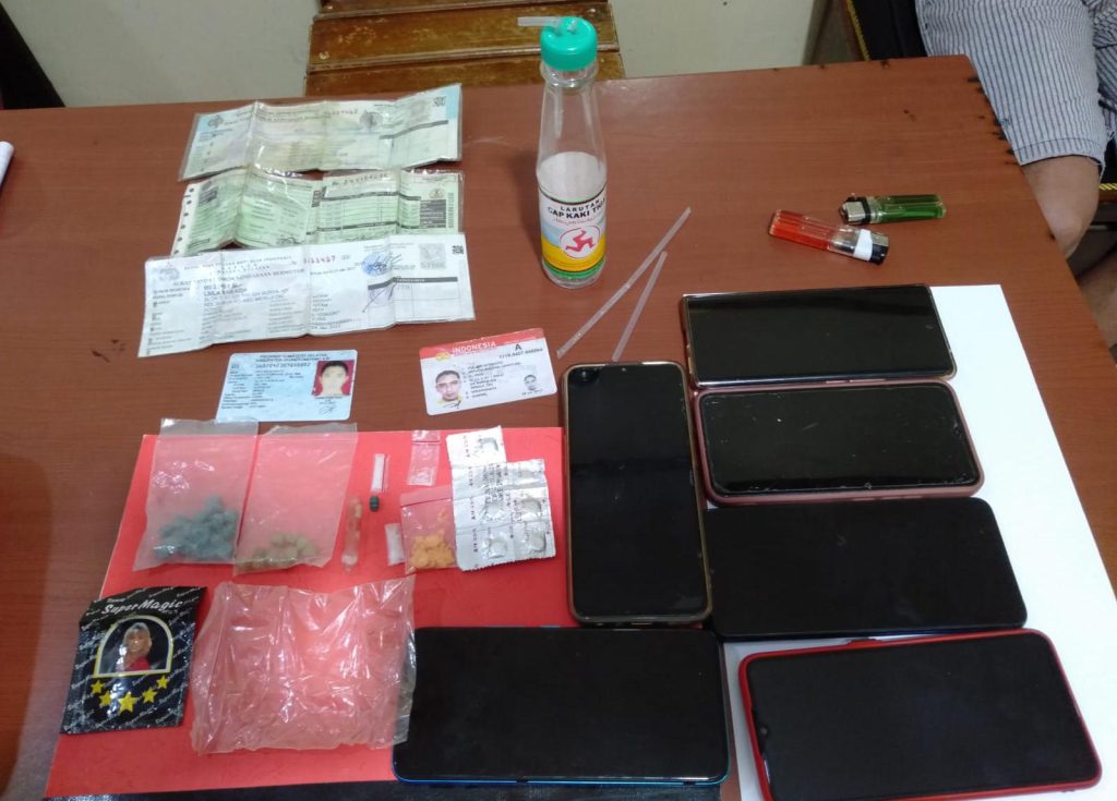 Tim Tekab 308 Presisi Polsek Seputih Banyak Berhasil Mengamankan 2 pria dan 3 wanita yang Diduga Hendak Pesta Narkoba Jenis Sabu