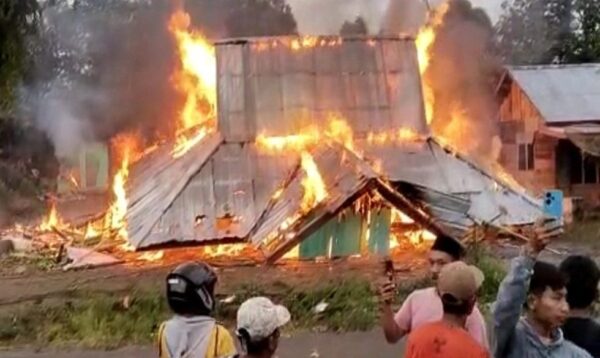 Ratusan warga Negeri Suoh Membakar Kantor Balai Perlindungan dan Pelestarian Alam