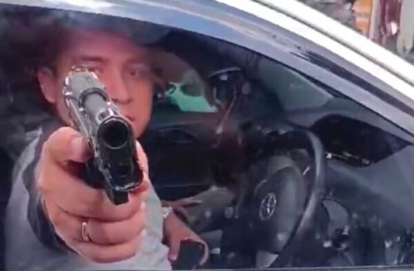 Aksi koboi dua Orang Pengendara Mobil yang Menodongkan Pistol