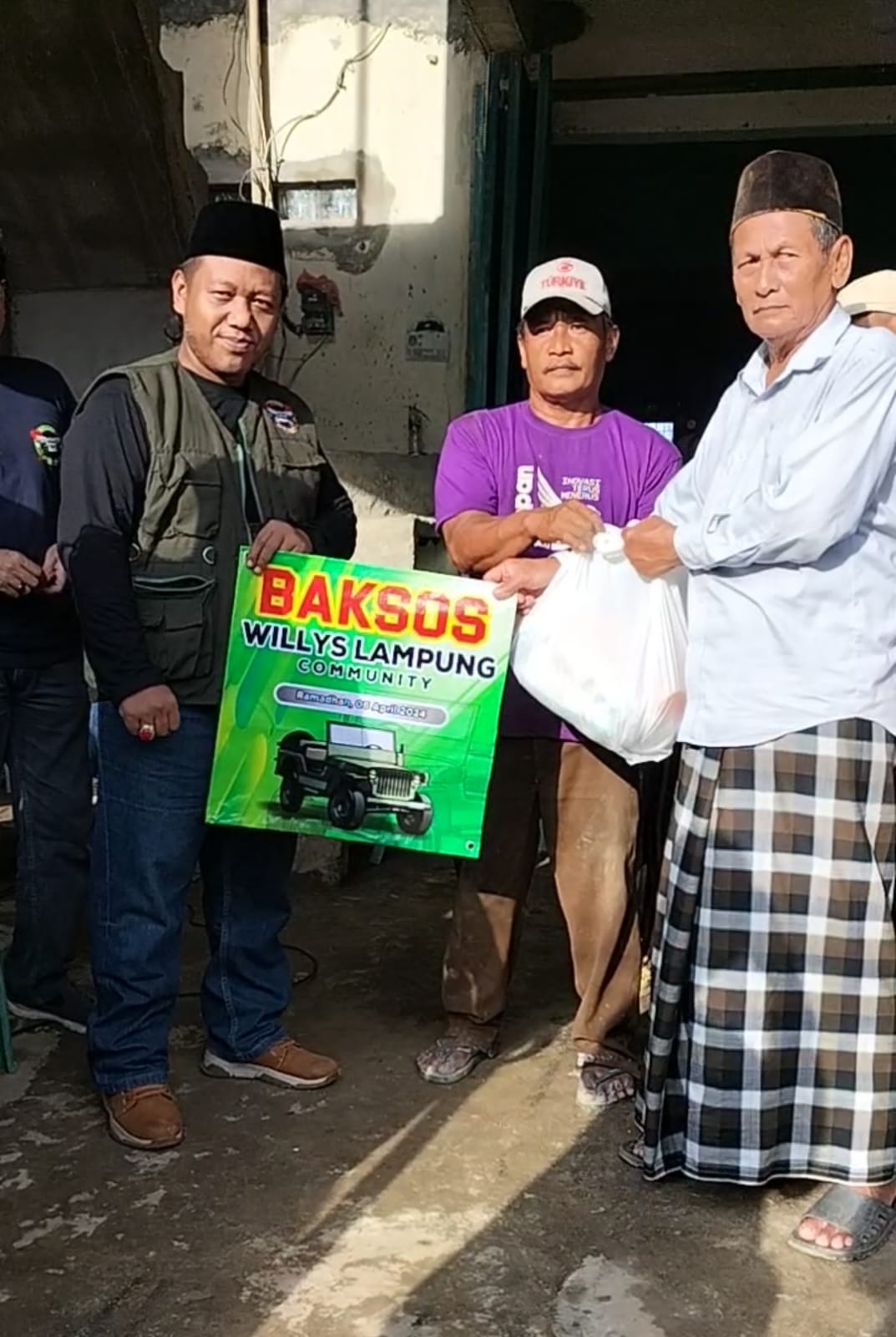 Willys Lampung Community Bagikan Ratusan Paket kepada Warga yang Terdampak Banjir