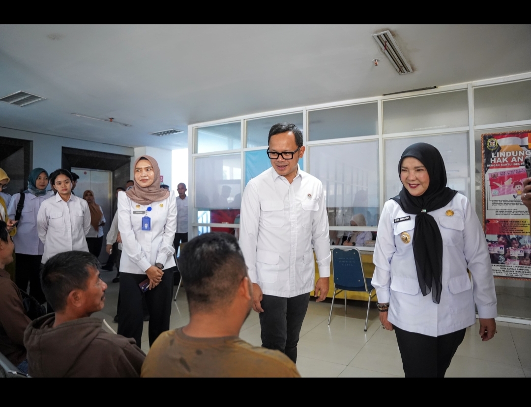 Wamendagri Bima Arya Sugiarto memberikan apresiasi terhadap pelayanan di Mal Pelayanan Publik Kota Bandar Lampung.