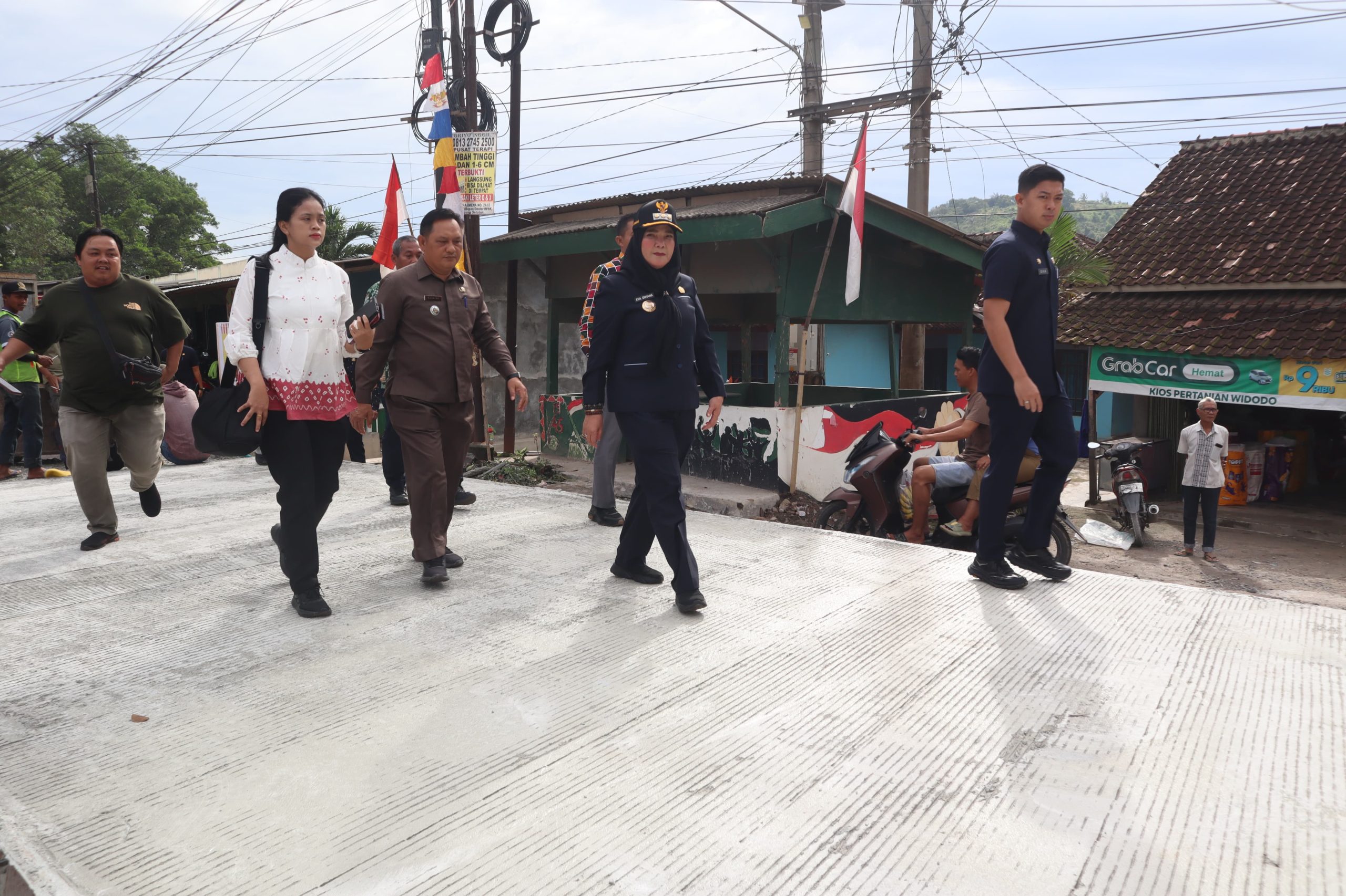 Walikota Bandar Lampung, Hj. Eva Dwiana meninjau langsung proses perbaikan Jalan Tirtayasa Kecamatan Sukabumi Bandar Lampung