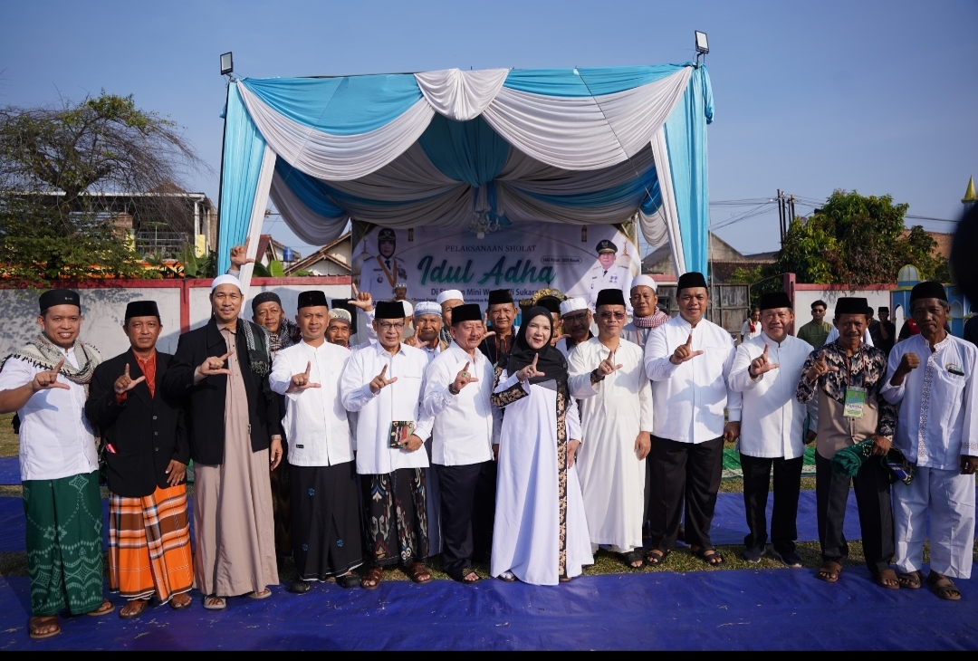 Eva Dwiana sholat Idul Adha di Stadion Mini Way Dadi