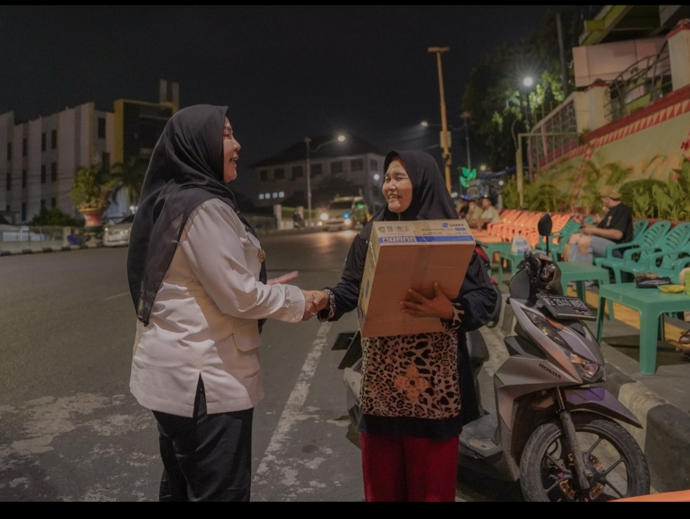 Walikota Eva Dwiana Bagikan Kompor Gas Gratis untuk Pelaku UMKM