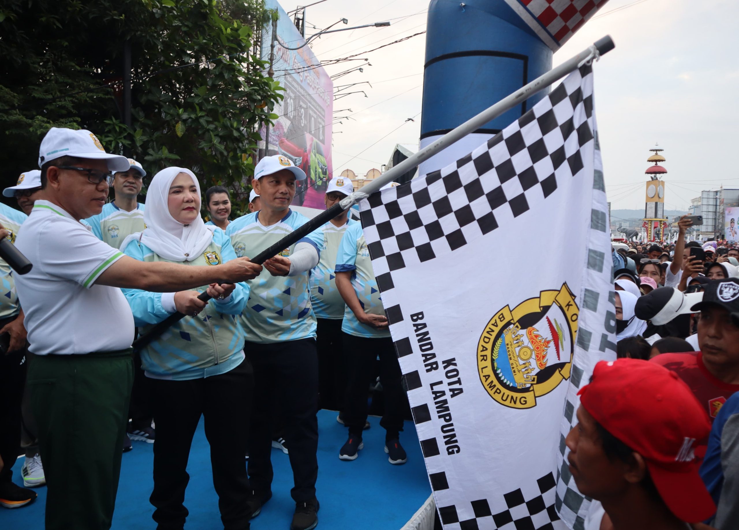 Hj. Eva Dwiana secara resmi membuka kegiatan Jalan Sehat dalam rangka memperingati Hari Ulang Tahun (HUT) ke-343 Kota Bandar Lampung