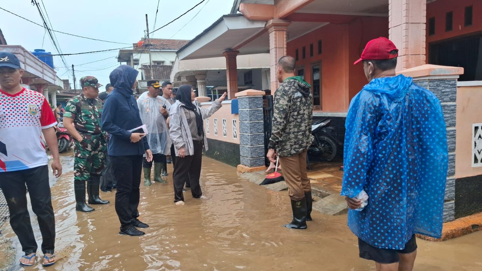Eva Dwiana Tinjau Banjir di Kecamatan Panjang