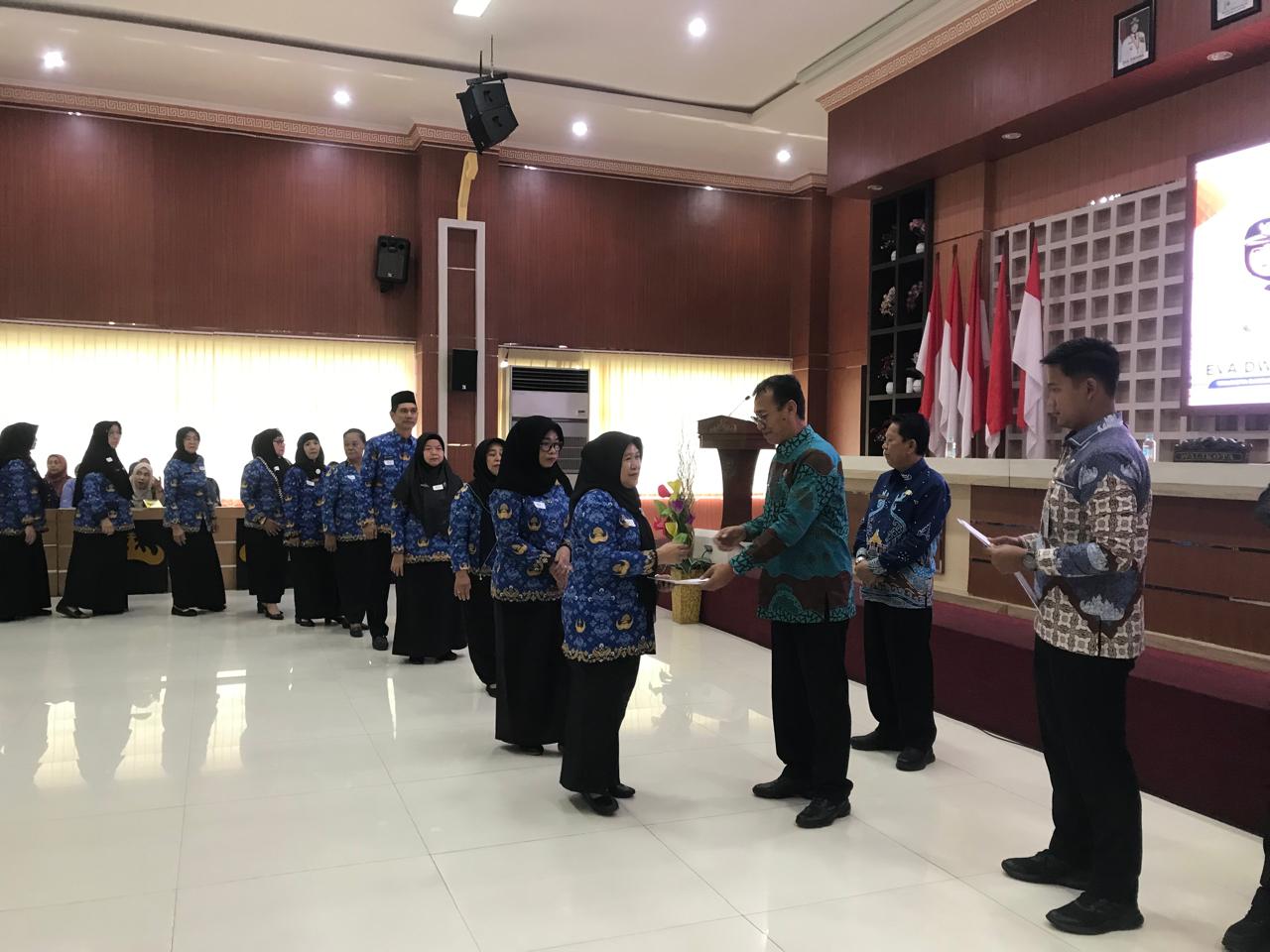 Pemkot Bandar Lampung Serahkan SK pensiun kepada 137 ASN