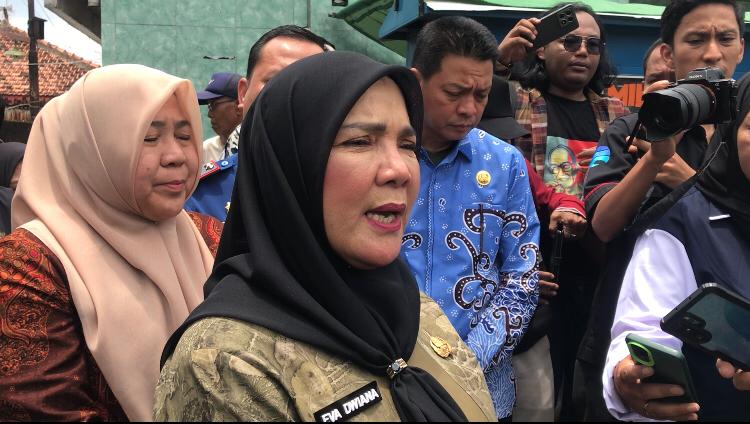 Bunda Eva Mengunjungi Keluarga Korban Kebakaran Di Ketahui Mantan Pensiunan PNS Pemkot