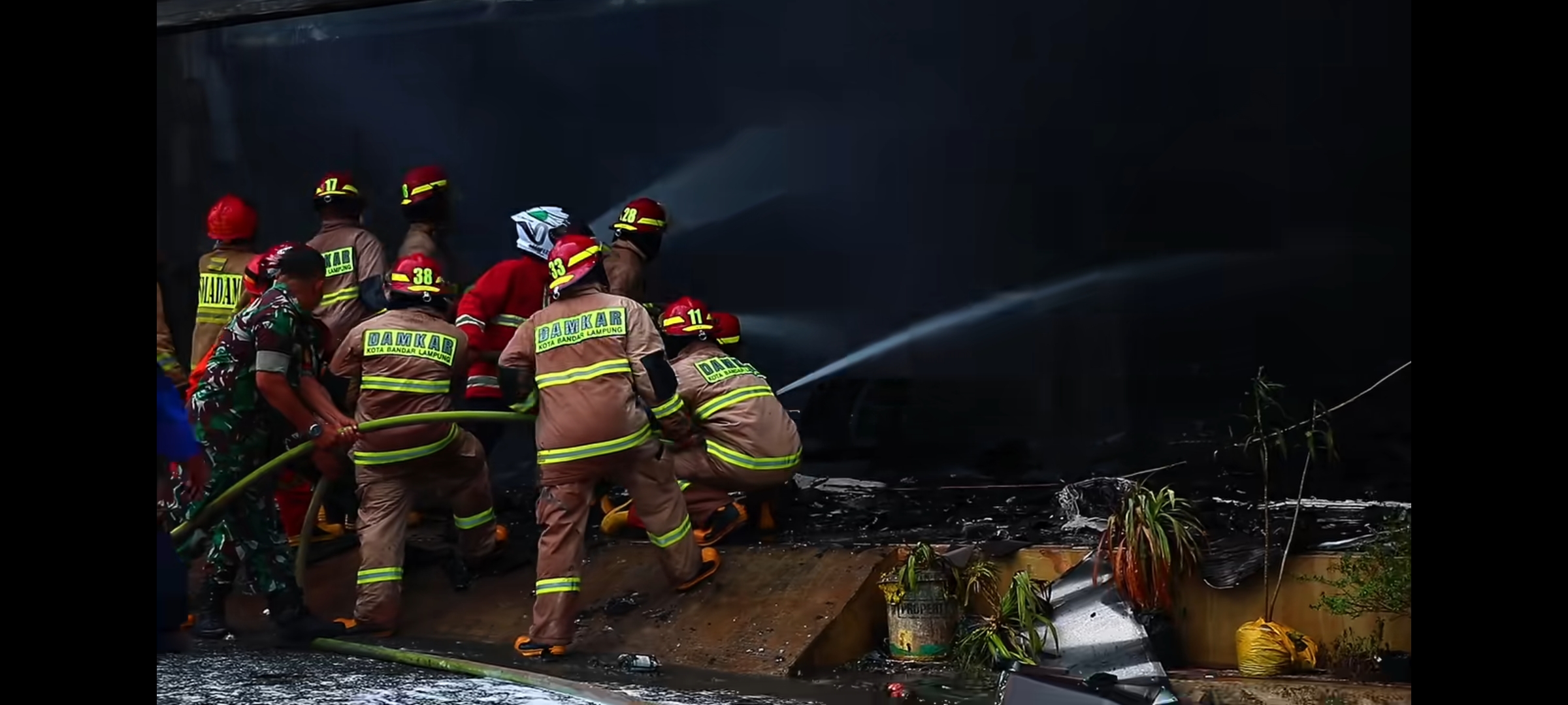 Api Membara Berjam-jam! Kebakaran Hebat di Jalan Garuda Hanguskan Gudang dan Rumah