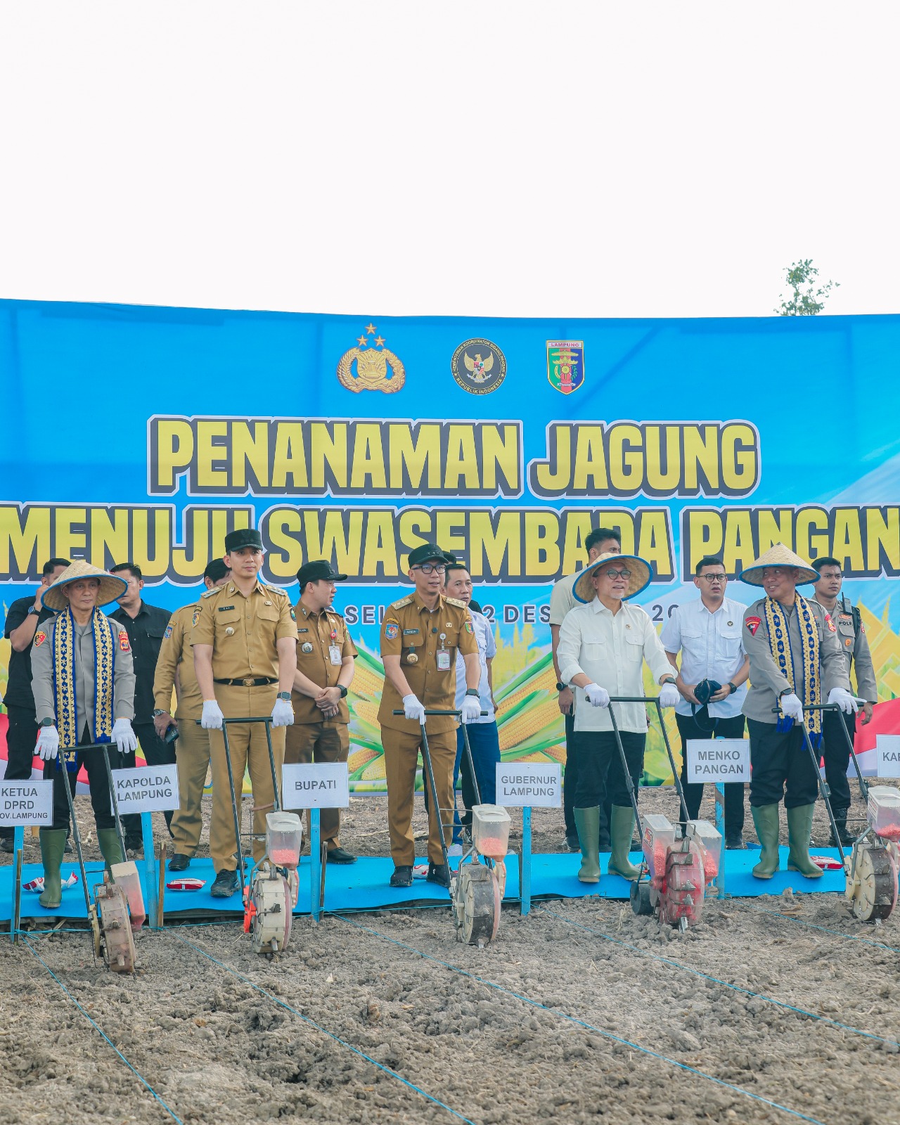 Gubernur Lampung Dampingi Menteri Koordinator Pangan Beserta Wakapolri Komjen Pol Dedi Prasetyo Dalam Kegiatan Penanaman Jagung