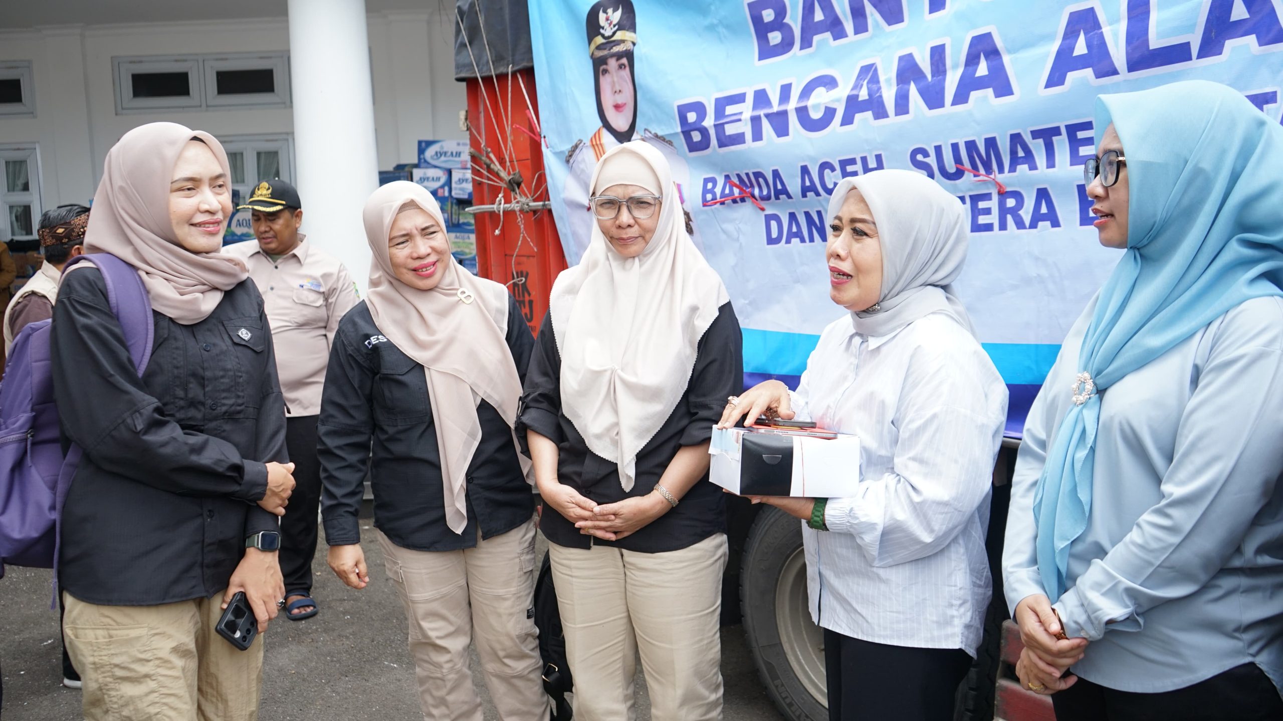 Asisten II Bidang Perekonomian dan Pembangunan, Eka Afriana, S.Pd Dan rombongan wakili Walikota salurkan Bantuan untuk korban bencana alam