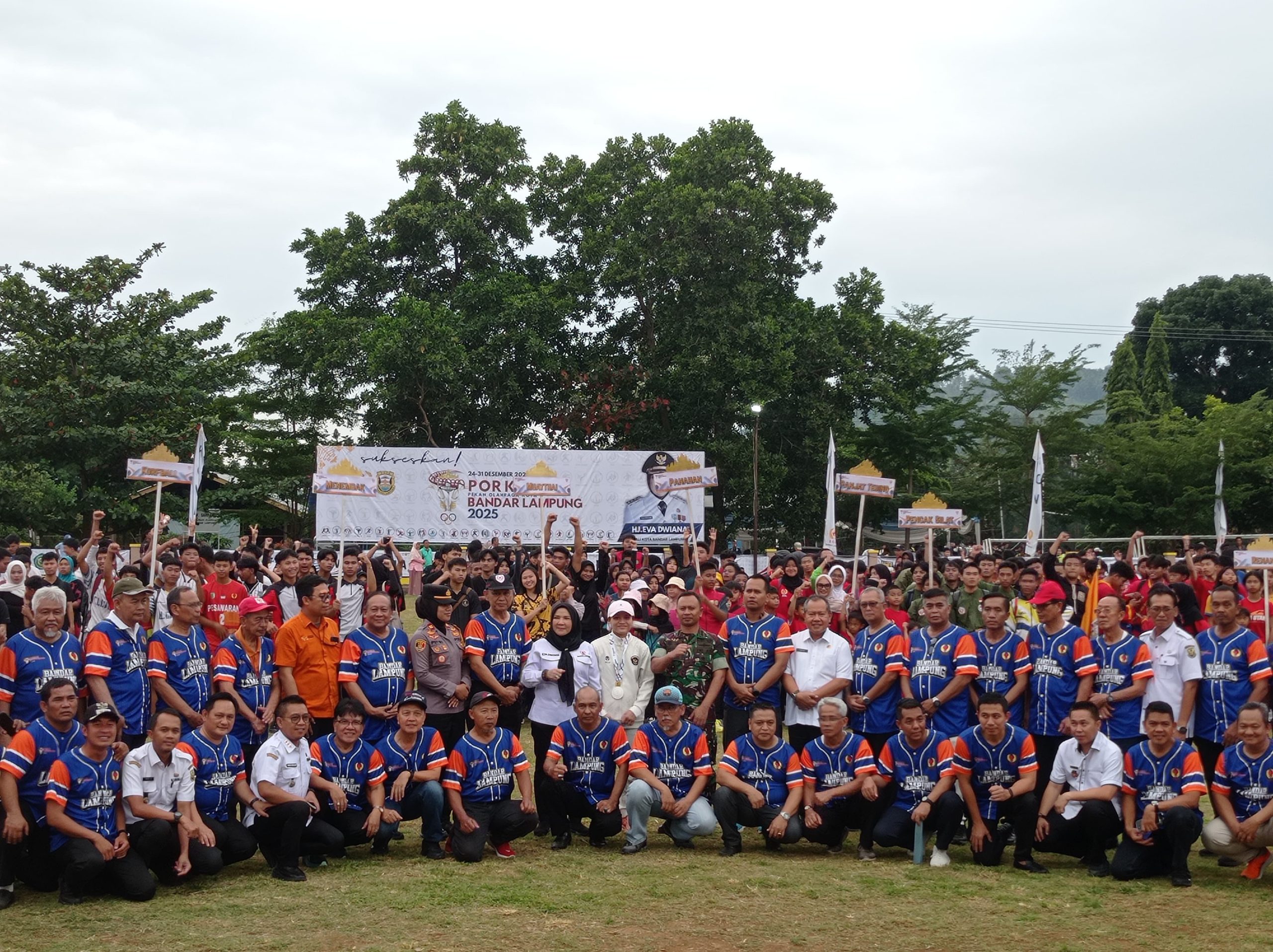 Walikota Eva Dwiana Tebar “Bonus” dan Beasiswa untuk Pahlawan Olahraga Bandar Lampung