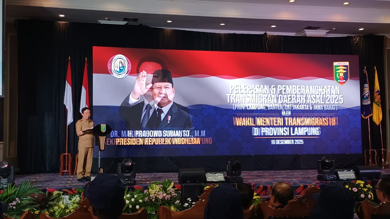 Wakil Menteri Transmigrasi RI Viva Yoga Mauladi melepas 45 Kepala Keluarga calon transmigran Tahun 2025
