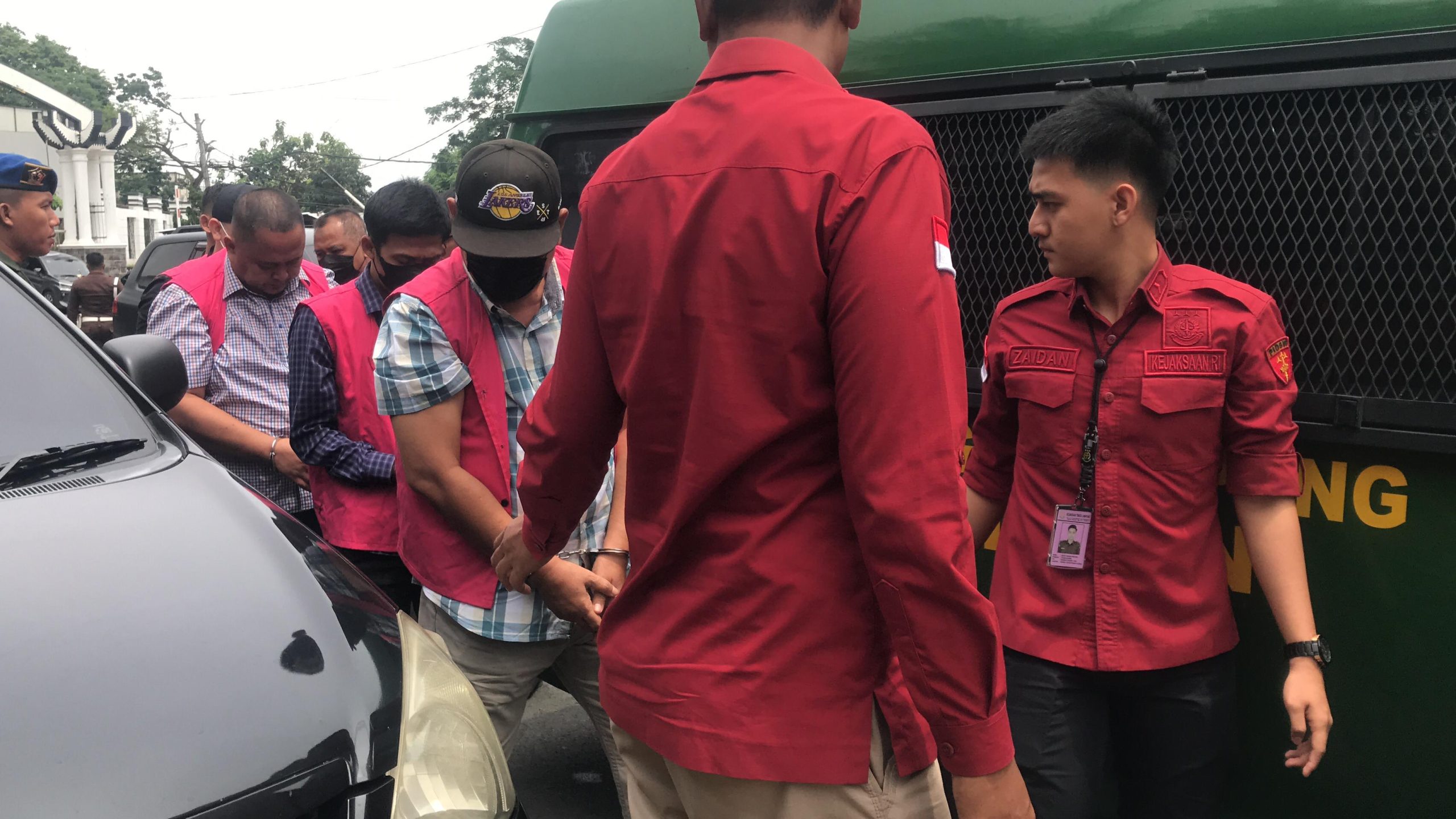 Korupsi Proyek Air Minum Pesawaran: Mantan Bupati dan Kadis PUPR Digiring ke Jaksa dengan Tangan Diborgol