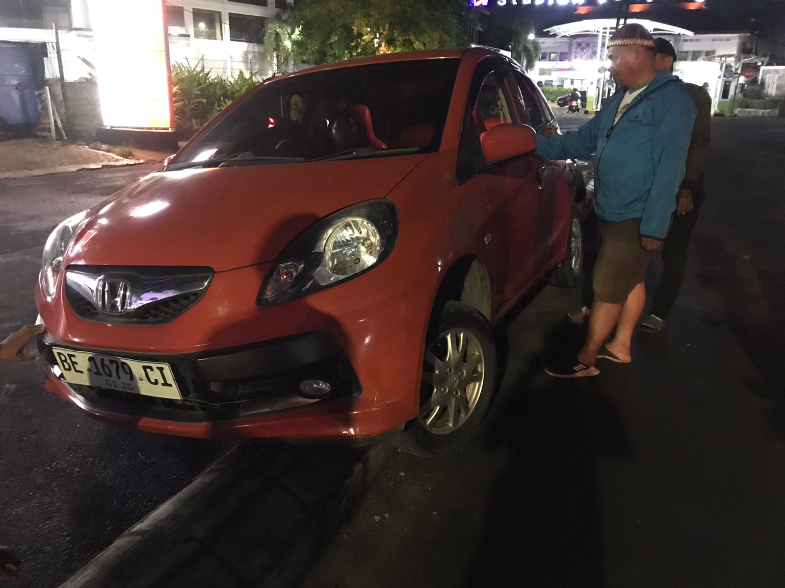 Sebuah Mobil Tabrak Pembatas Jalan di Depan Stasiun Tanjung Karang, Oli Tercecer di Lokasi