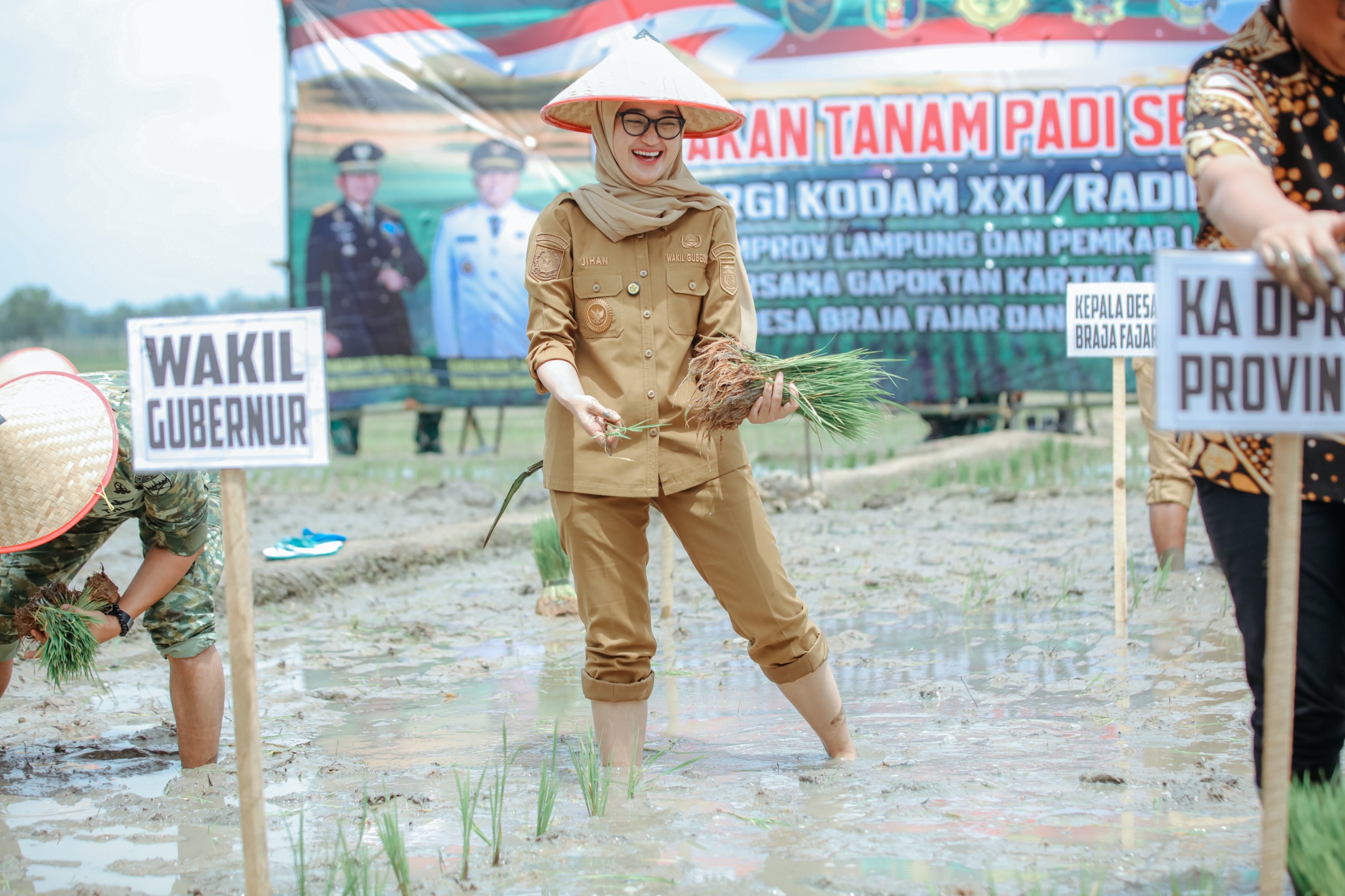 Dorong Swasembada Pangan Nasional, Wagub Ikut Tanam Padi Serentak 2026