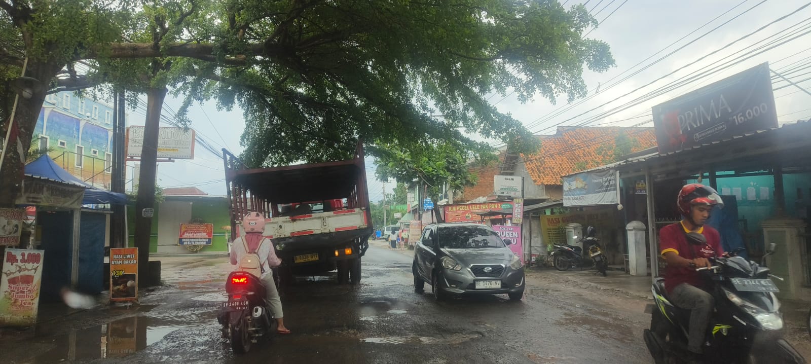 Tarif Tol Mahal, Truk “Raksasa” Banjiri Jalan Airan Raya Hingga Rusak dan Ancam Nyawa Pengendara