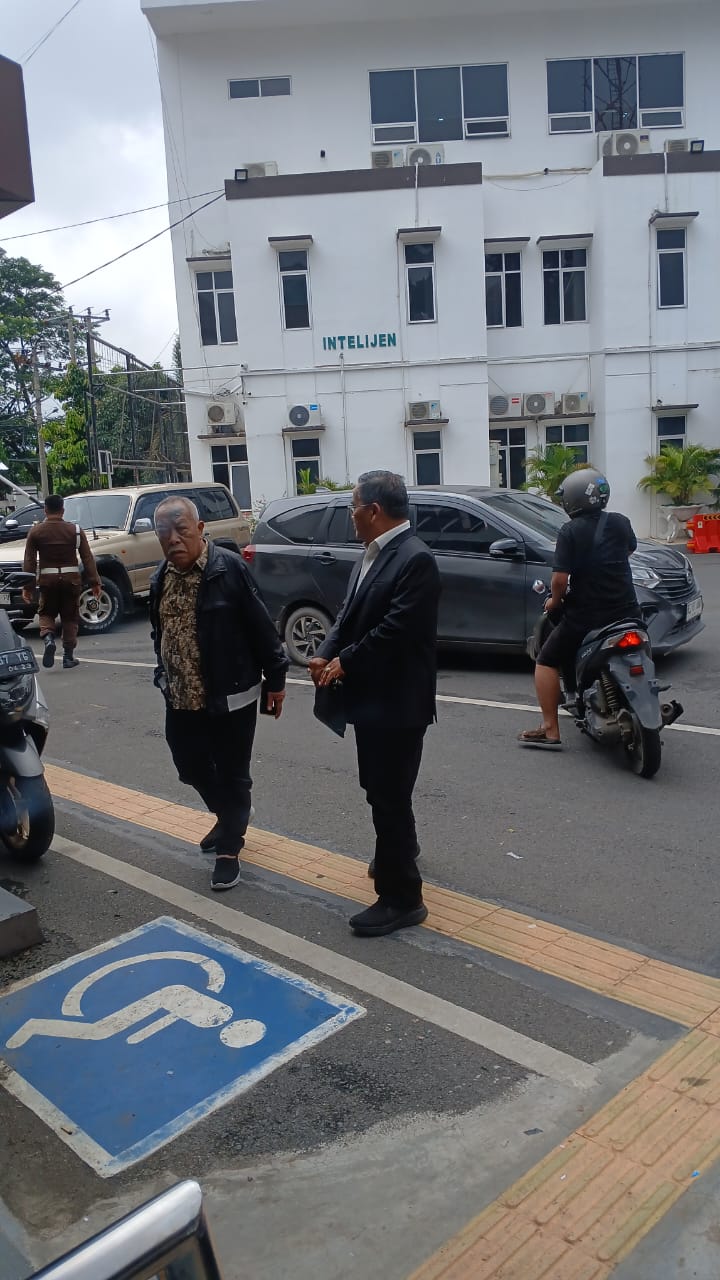 Ayah Mantan Bupati Jalani Pemeriksaan Oleh Penyidik