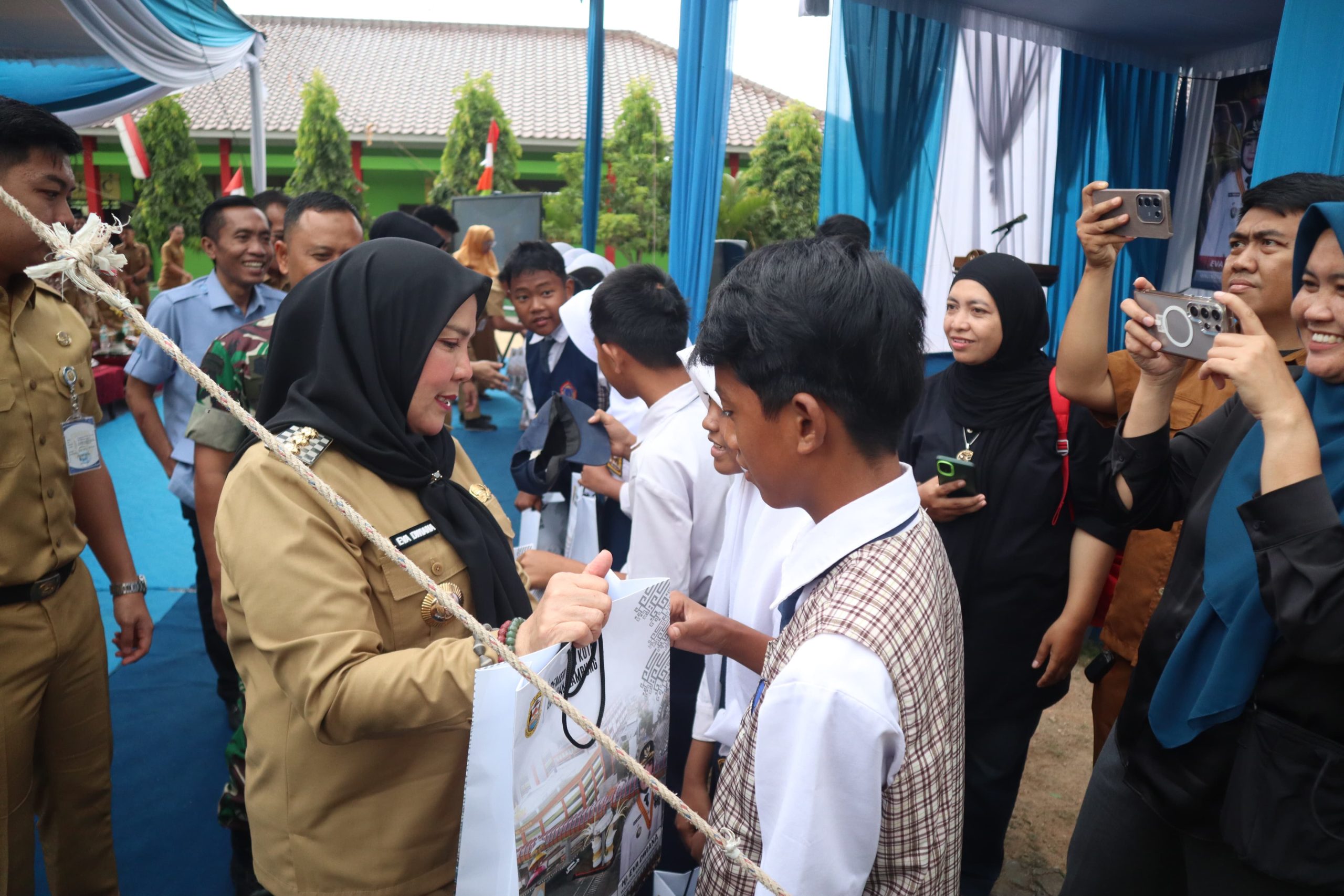 Senyum Sumringah Ribuan Siswa! Bunda Eva Guyur 18 Ribu Pelajar SD-SMP Bandar Lampung dengan Perlengkapan Sekolah Gratis