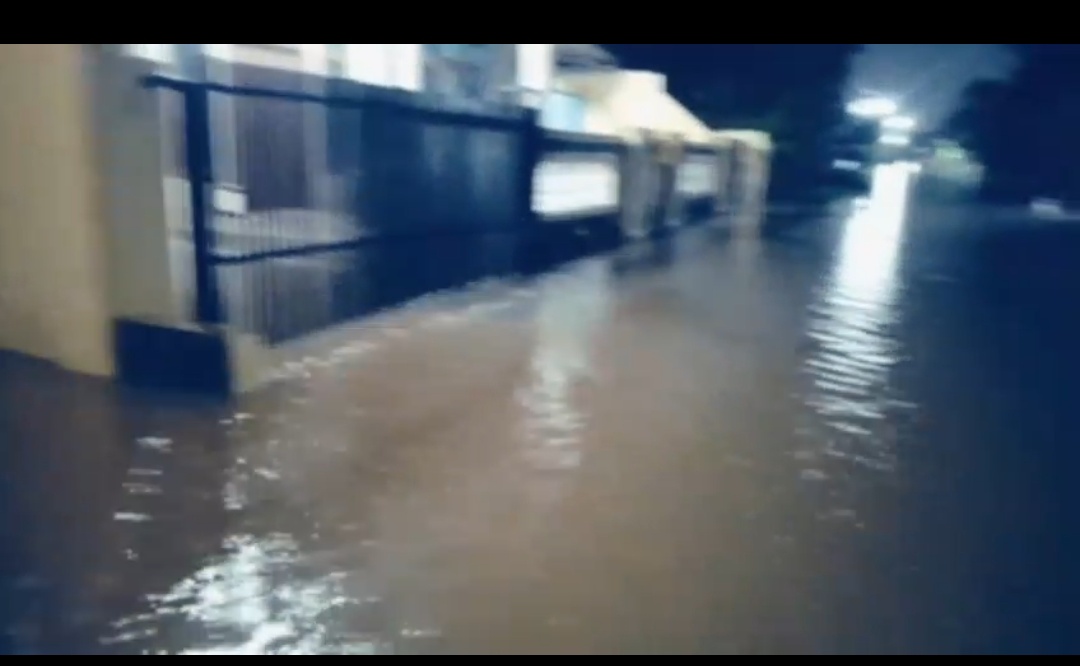 Hujan 1,5 Jam, Permukiman Padat Waydadi Baru Terendam Semata Kaki; Warga Curiga Akibat Timbunan Tanah Bypass