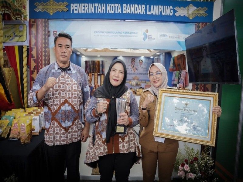 Bunda Eva Terima Penghargaan Nasional: Kelurahan di Bandar Lampung Jadi yang Terbaik dalam Inovasi Pelayanan
