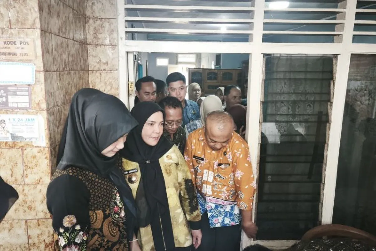 “Nasib Anak Miskin Dipertaruhkan!” – Bunda Eva Pasang Badan Lawan Larangan Operasional SMA Siger