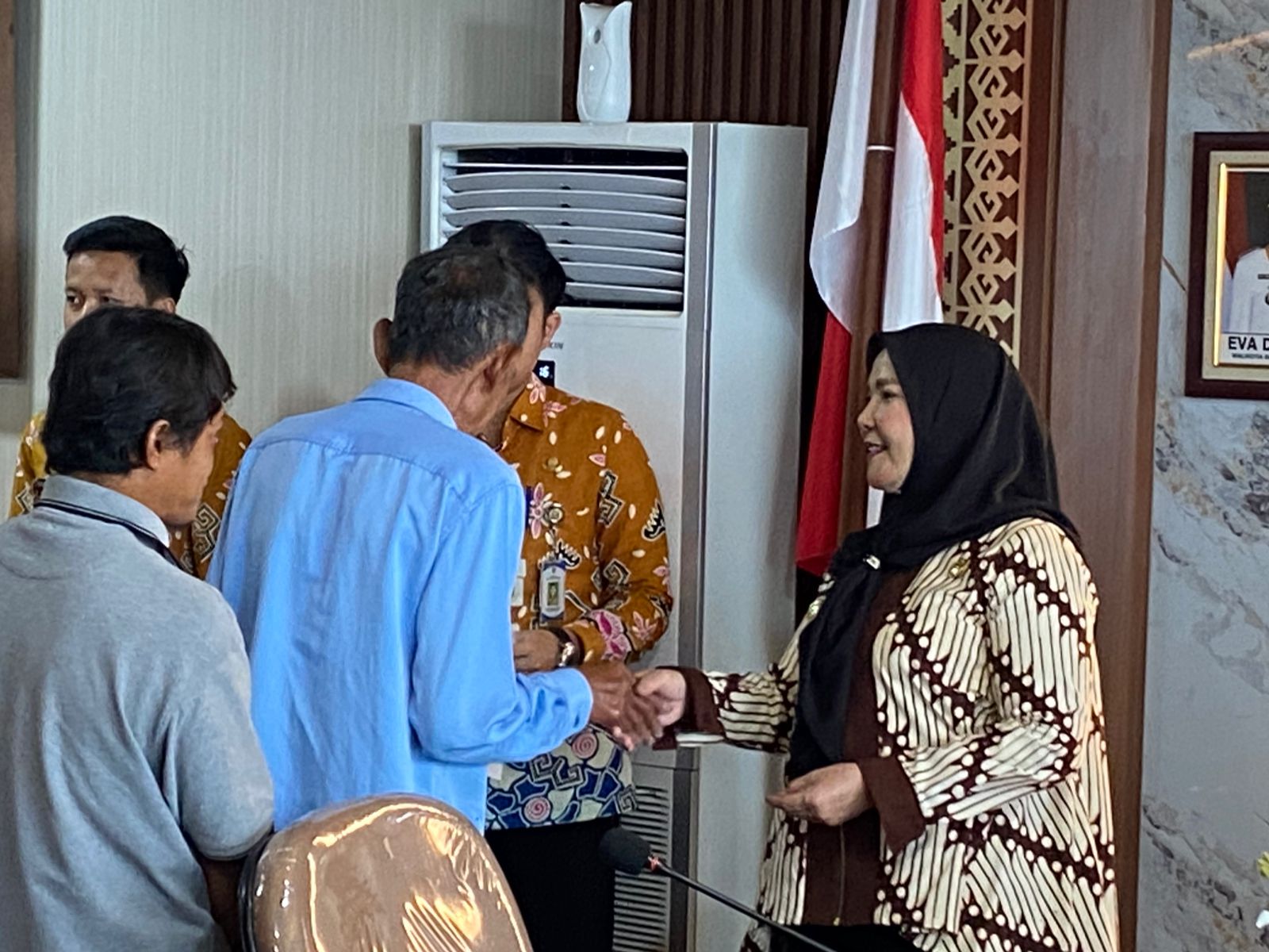 Sentuhan Kasih Bunda Eva: Bukti Nyata Pemerintah Hadir di Tengah Duka Warga