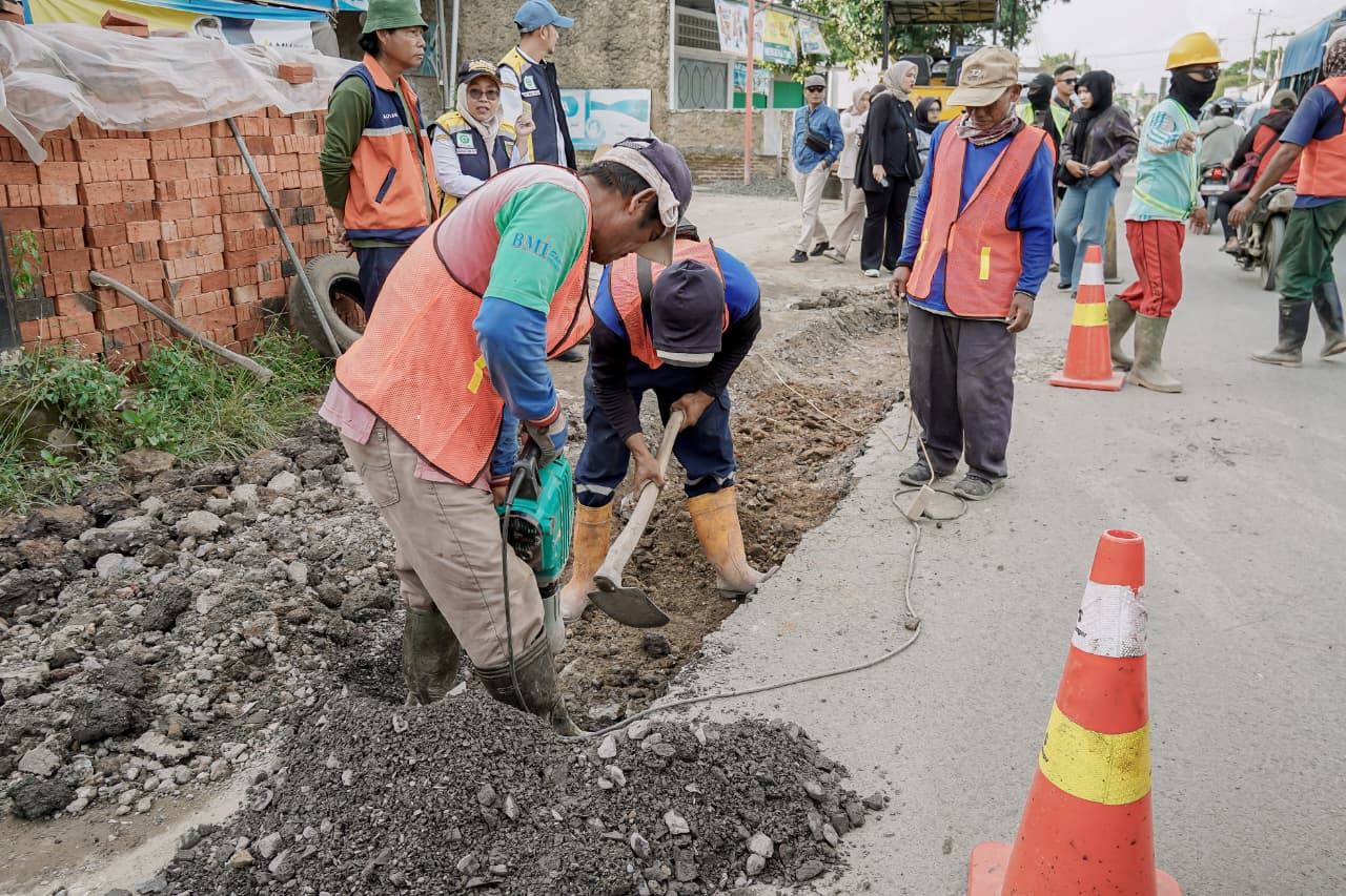 Tinjau Ruas Strategis di Jatimulyo, Gubernur Dorong Normalisasi Drainase dan Perbaikan Jalan
