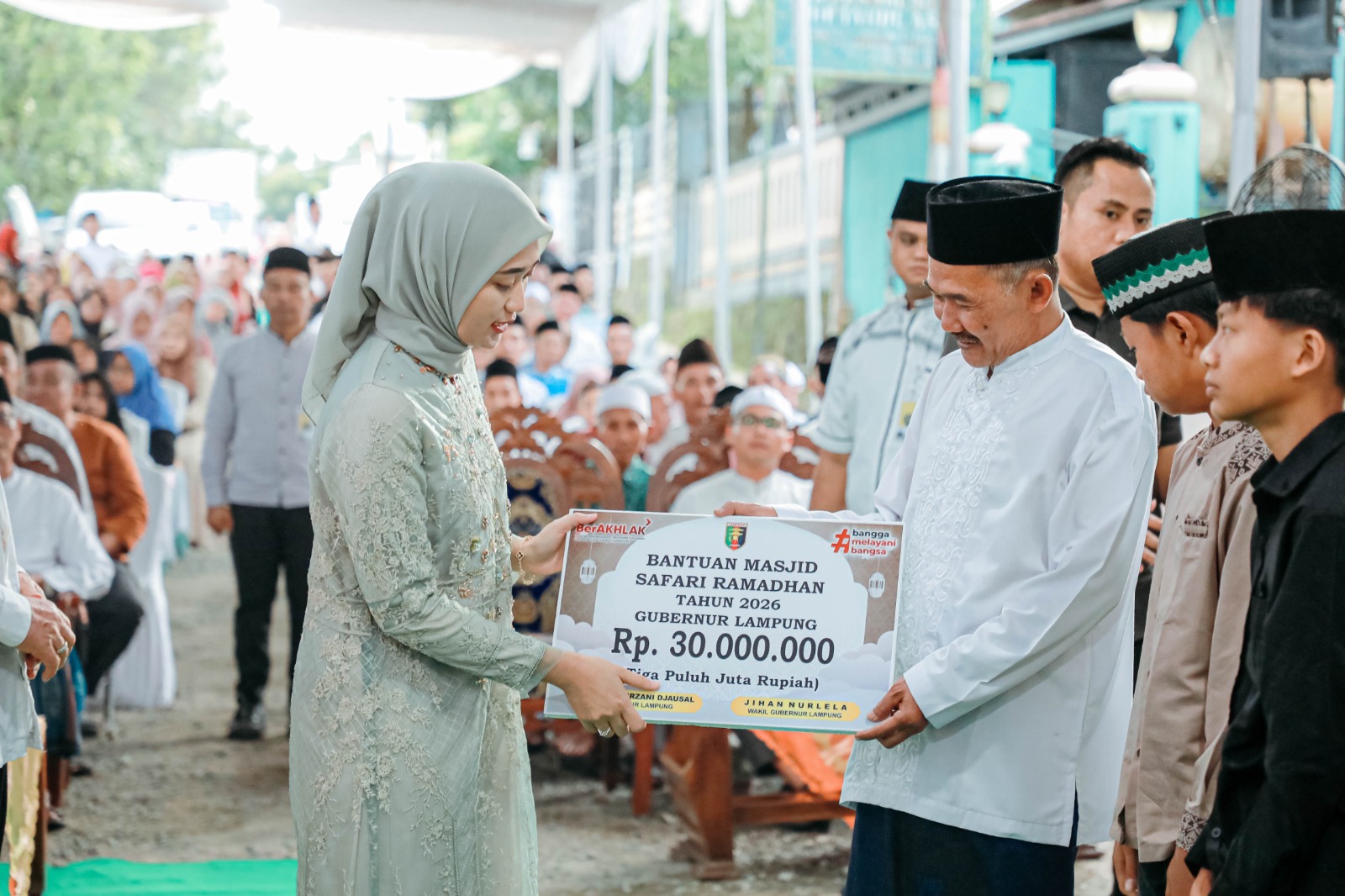 Wagub Jihan Nurlela Buka Bazar Pasar Murah dan Salurkan Bantuan kepada Masyarakat dalam Rangkaian Safari Ramadan di Kecamatan Gisting, Tanggamus