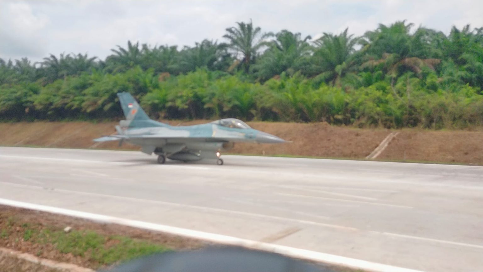TNI AU Uji Coba Pendaratan F-16 dan Super Tucano di Tol Trans Sumatera, Pertama di Indonesia