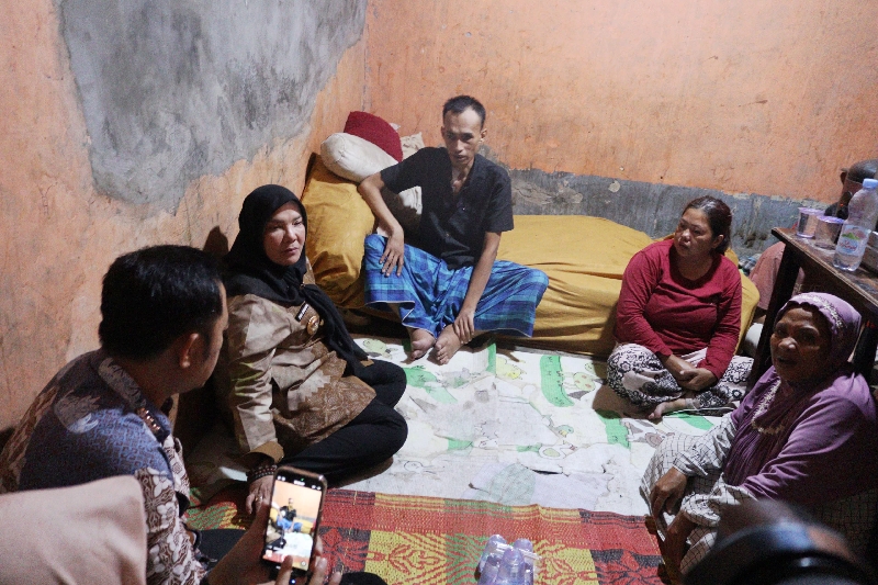 Duka di Tengah Banjir Bandar Lampung: Bocah 10 Tahun Hanyut di Rajabasa, Bunda Eva Beri Santunan dan Layanan Medis bagi Orang Tua Korban