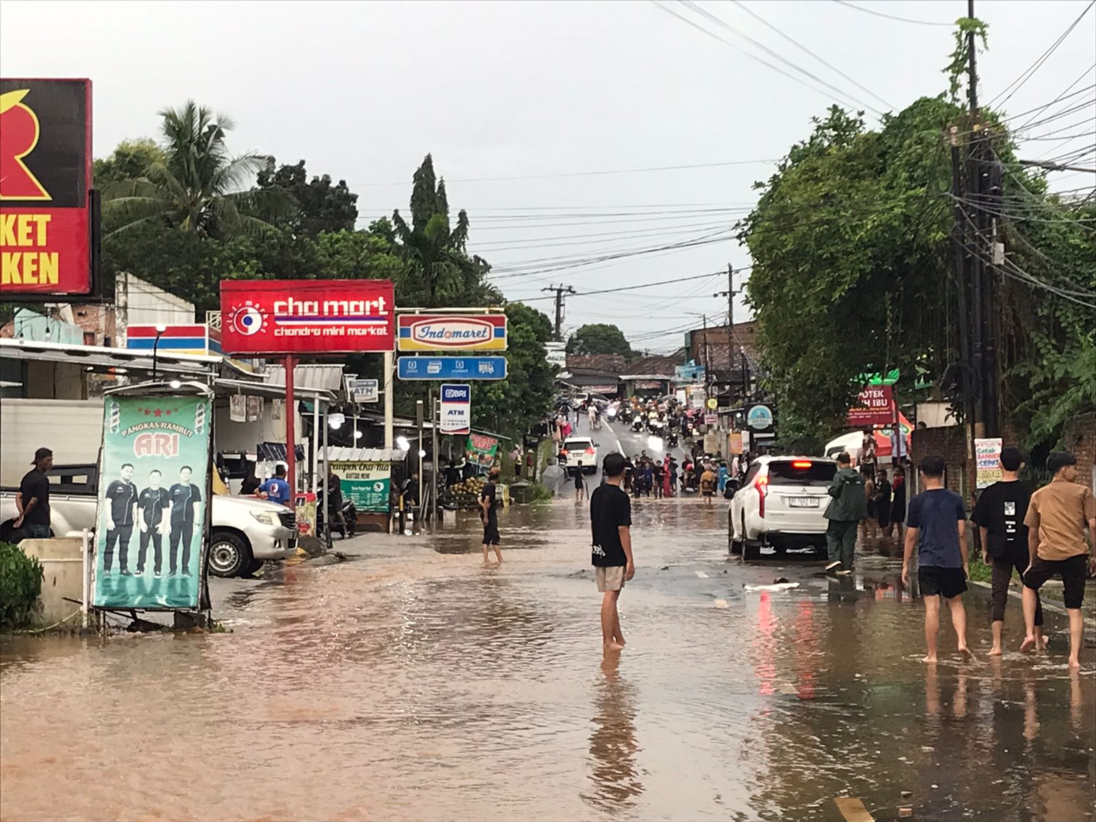 Bandar Lampung Dikepung Banjir: Jalan Panglima Polim Lumpuh, Pemotor ‘Bertarung’ dengan Mogok di Tengah Puasa