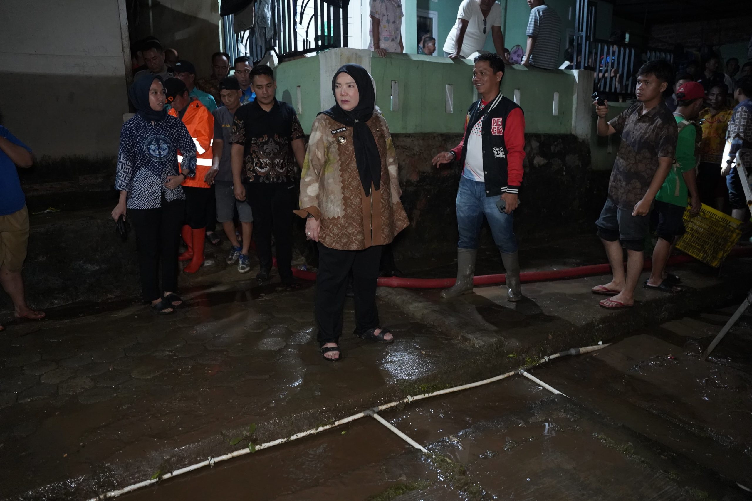 Gercep! Wali Kota Eva Dwiana Terjang Banjir Malam Hari, Salurkan Beras dan Uang Tunai untuk Warga