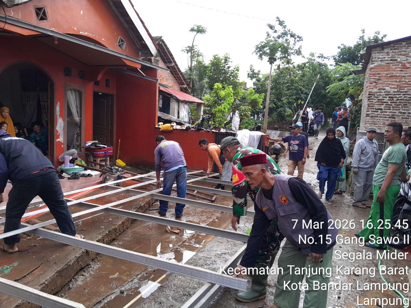 Gerak Cepat Bunda Eva: Instruksikan Perbaikan Rumah Warga dan Tebar Bantuan Usai Bandar Lampung Diterjang Banjir
