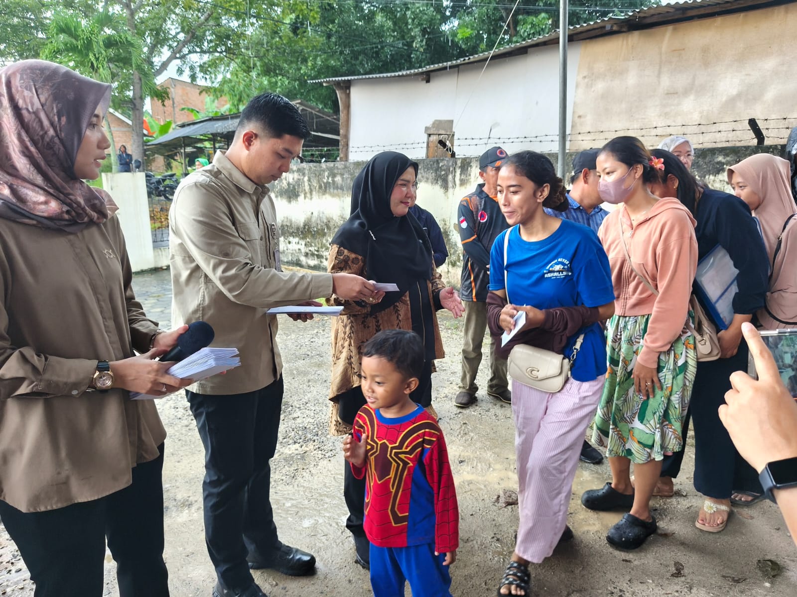 Sentuhan Kasih Bunda Eva: 521 Keluarga di Tanjung Senang Terima Bantuan Pasca-Banjir