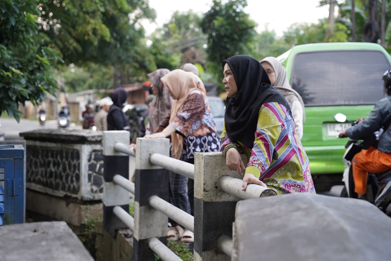 Pastikan Tanjung Senang Aman Banjir, Bunda Eva “Ngantor” di Saluran Irigas