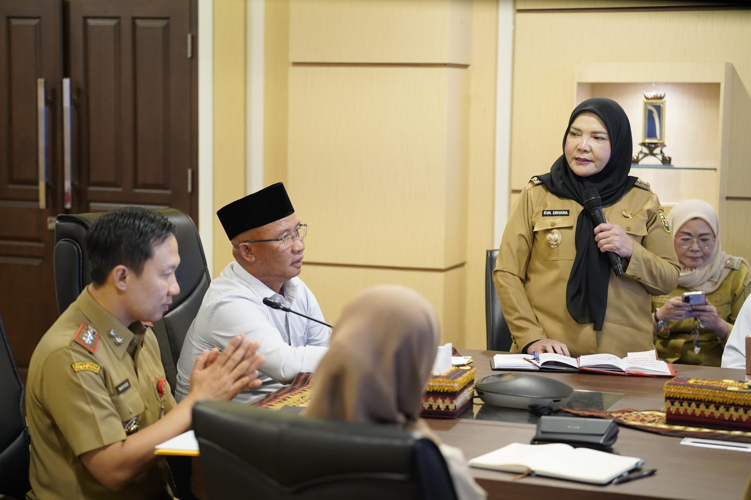 Meja Rapat Memanas! Bunda Eva “Semprot” BBWS di Kantor Gubernur: “Jangan Hanya Duduk Diam Saat Banjir!”