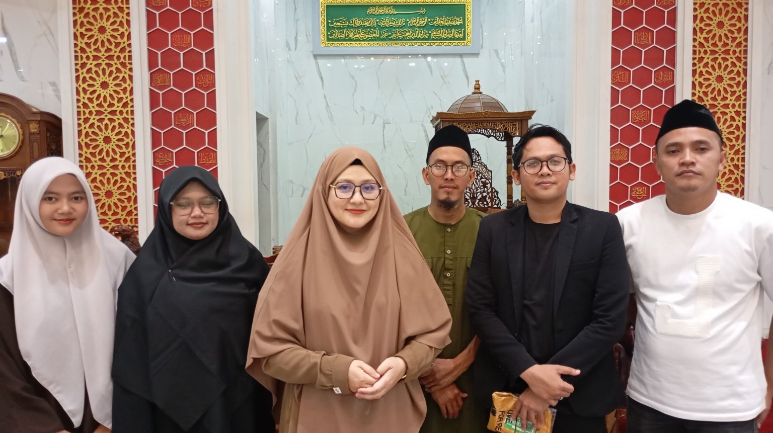 Tradisi Cinta Abah Ismail Berlanjut: Isak Haru dan Senyum 250 Santri Yatim Riyadhus Sholihin Terima THR & Baju Lebaran