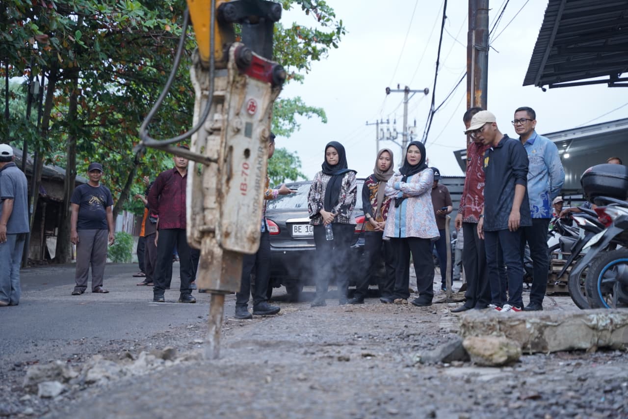 Respons Cepat Bunda Eva: Jalan Kedamaian Langsung Diperbaiki, Pasang ‘Box Culvert’ Hingga Malam