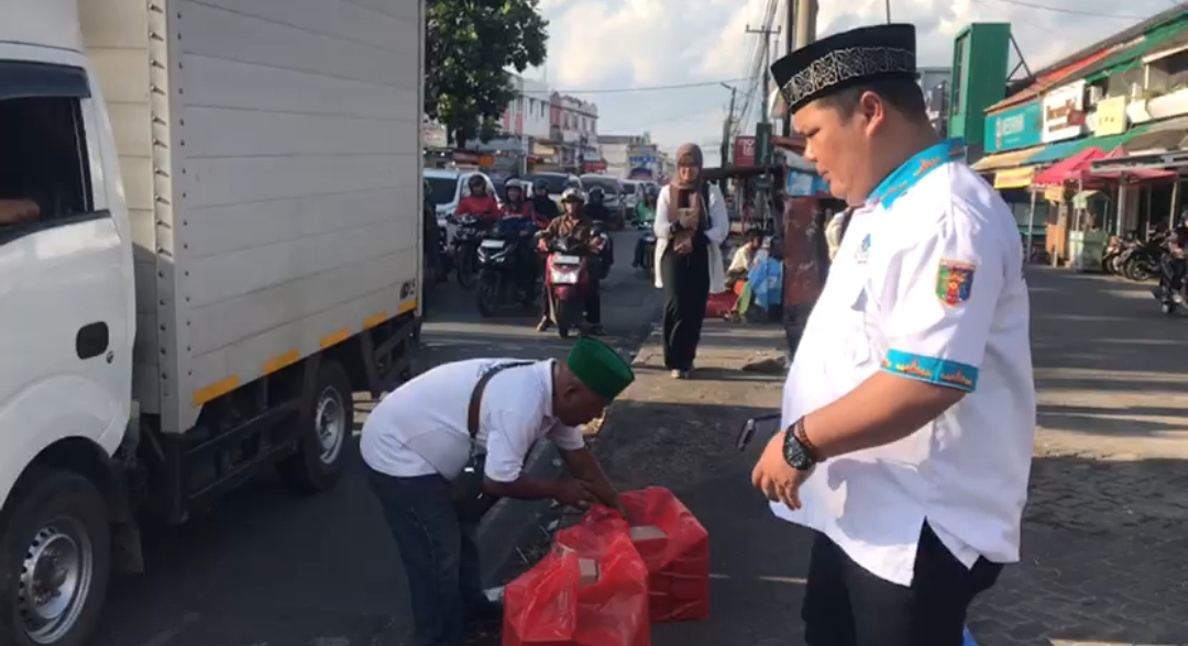 Ika Untirta Lampung “Serbu” Perempatan Way Halim: Bagikan 500 Paket Takjil dan Siap Pasang Badan Bantu Warga