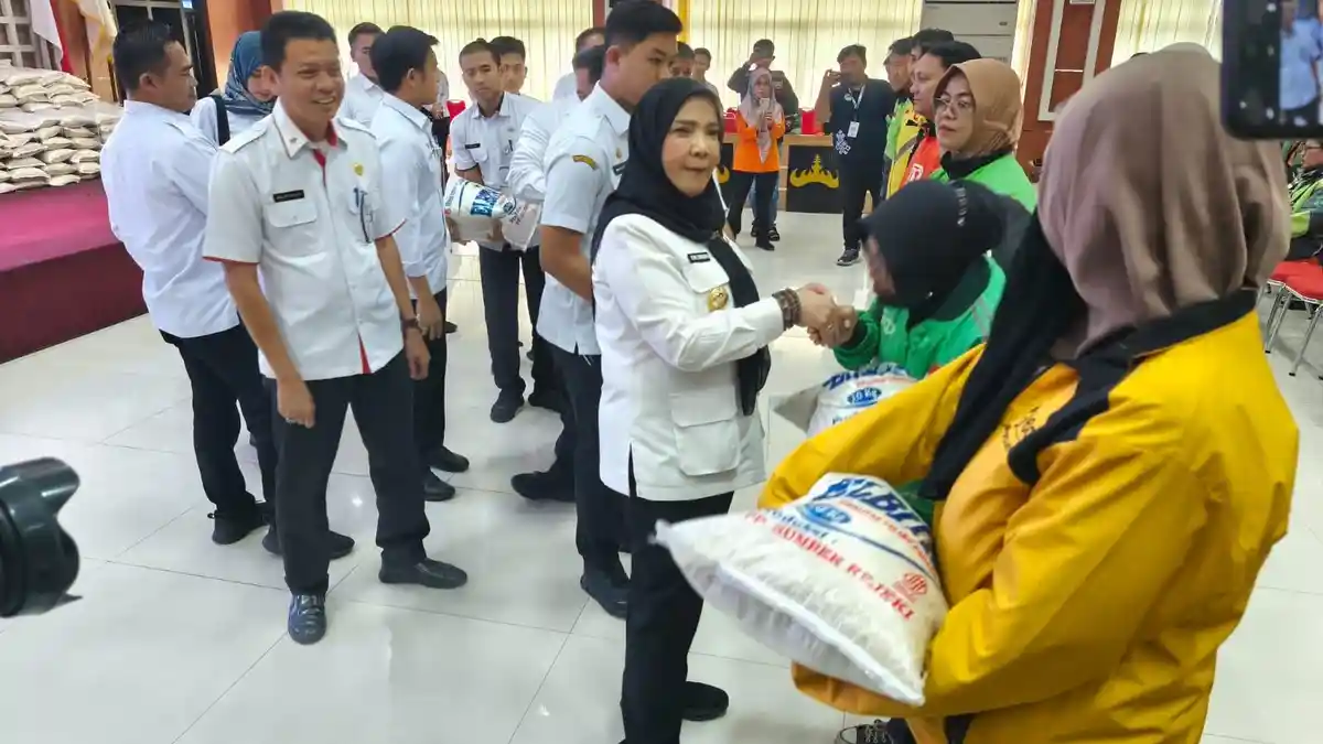 Bunda Eva Rangkul Ojol Bandar Lampung: Guyur Bantuan Beras hingga Siapkan Dana Taktis Rp200 Juta