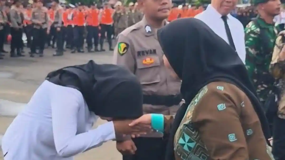 Tangis Haru di Halaman Polresta: Elina, Honorer Bidang Narkoba, Sujud Syukur Dapat Hadiah Umrah dari Bunda Eva
