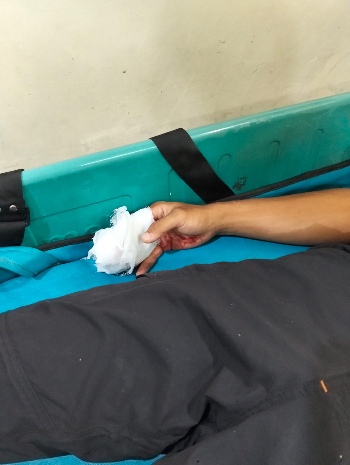 Tumbang Saat Bertugas di Tengah Banjir, Akbar Berharap Uluran Tangan Pemkot Bandar Lampung untuk Biaya Operasi