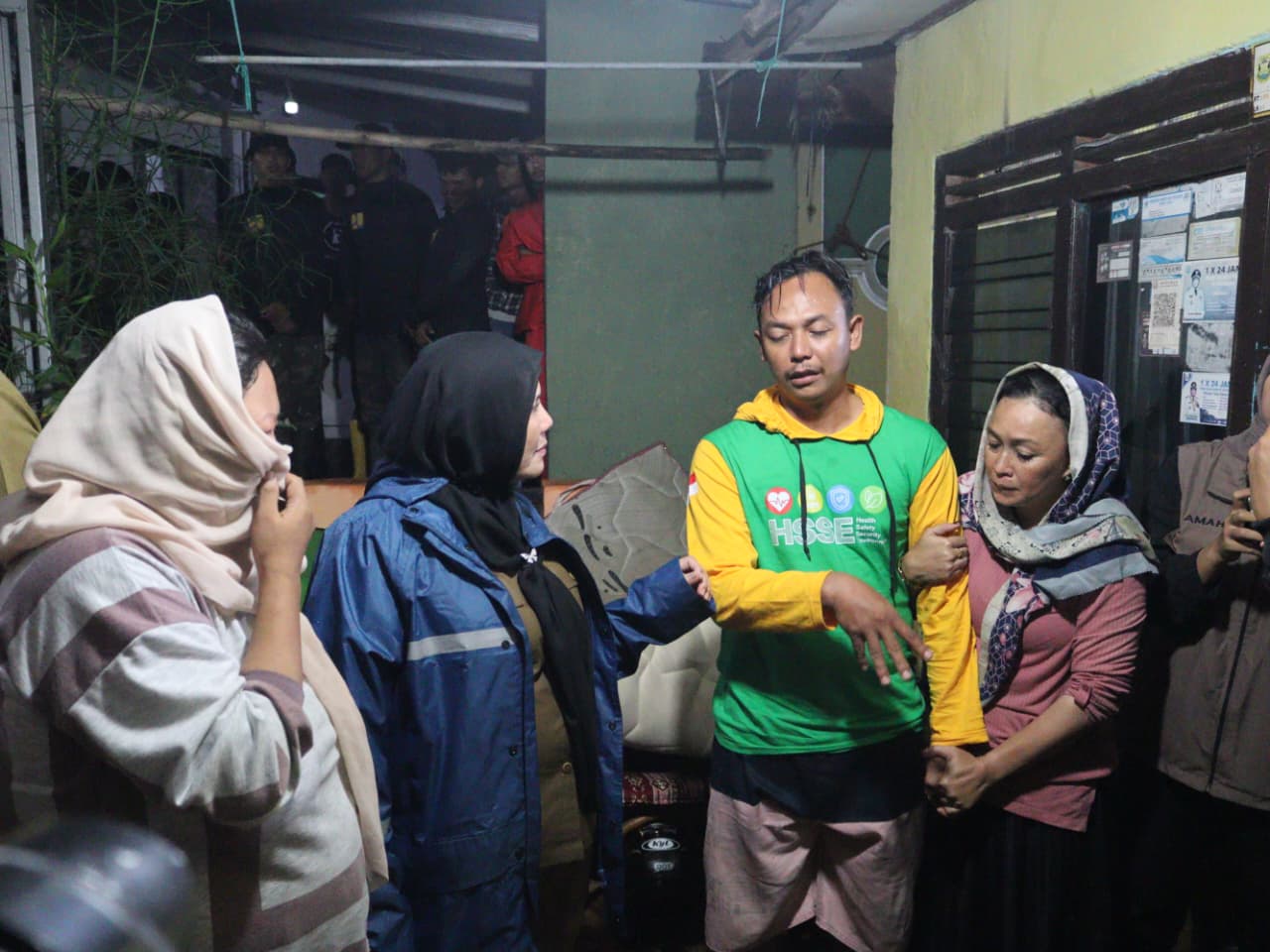 Duka di Garuntang: Bunda Eva Terobos Hujan Temui Suami yang Kehilangan Istri Akibat Tanggul Jebol