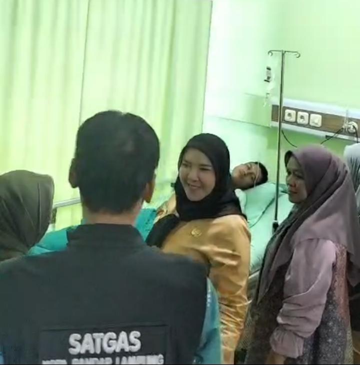 Tiga Jari Putus Saat Tugas Evakuasi Banjir, Wali Kota Eva Dwiana Beri Bantuan Rp15 Juta dan Hadiah Umroh untuk Petugas BPBD