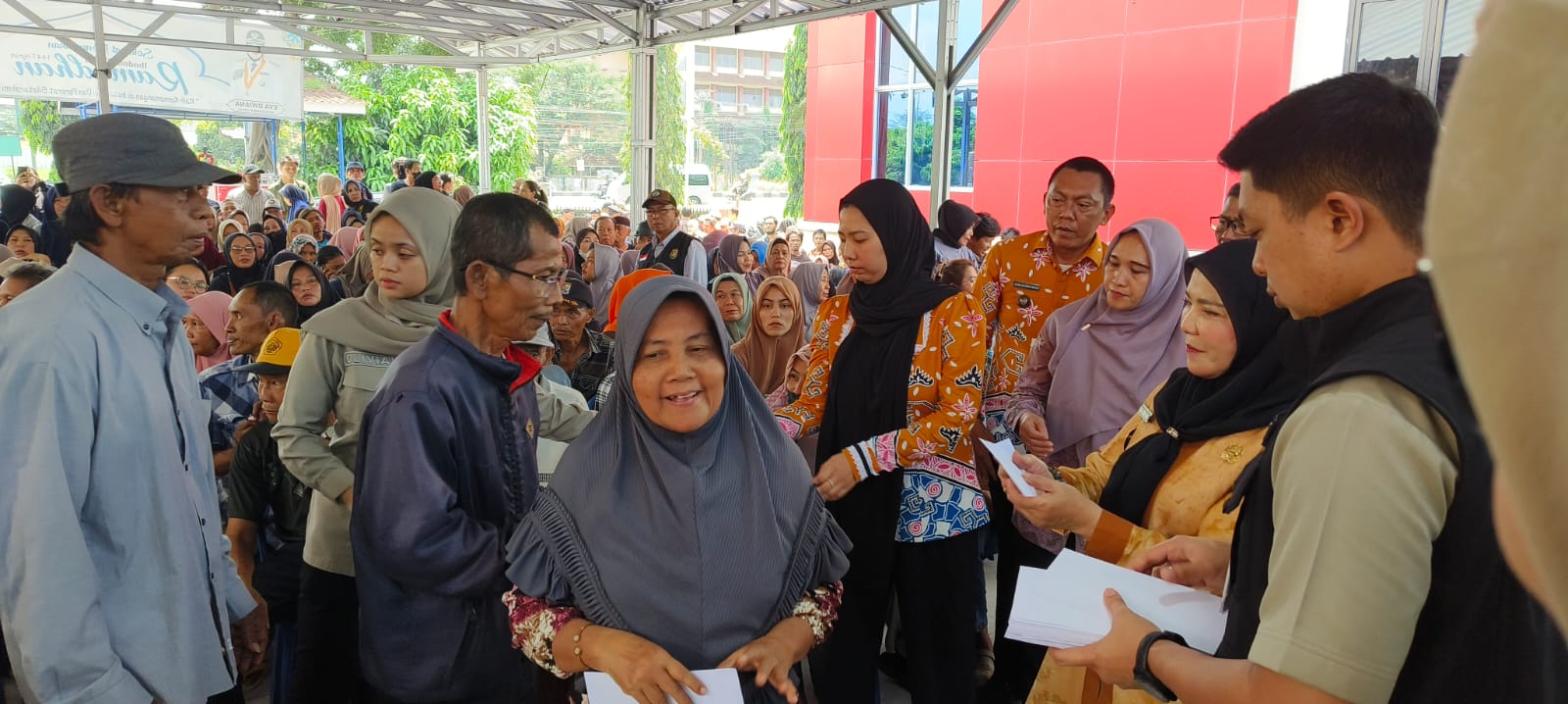 Bunda Eva “Gercep” Salurkan Bantuan: Ribuan Warga Terdampak Banjir Terima Rp500 Ribu dan Beras