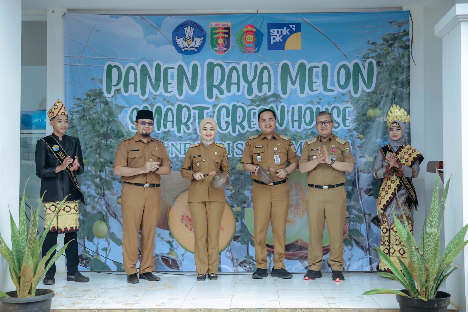 Wagub Jihan Nurlela Panen Raya Melon di SMK Negeri Pertanian Pembangunan Natar, Hasil dari Pengembangan Smart Greenhouse Berbasis Internet of Things
