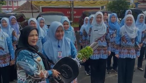 Layanan Kesehatan “Gas Pol”! Bunda Eva Serahkan 31 Avanza Baru untuk Kepala Puskesmas se-Bandar Lampung