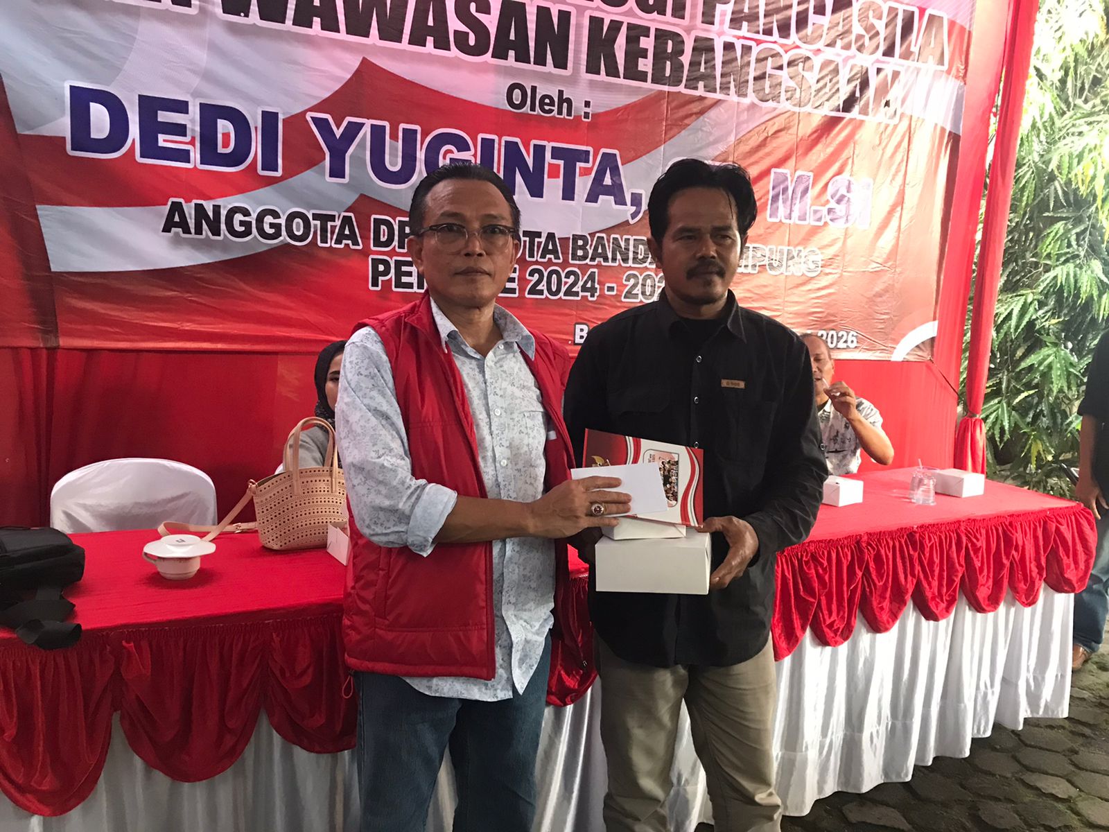 Dedi Yuginta Bagikan Buku Tulis kepada Warga di Acara Pembinaan Ideologi Pancasila